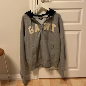 GANT hoodie grå (stl M) - Gant hoodie grå storlek M. Den är i bra skick och har inga skador eller fläckar. Köpt på pondus.