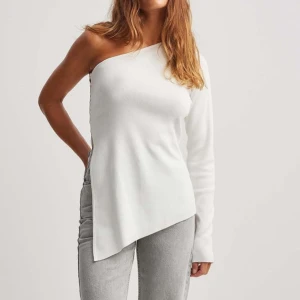 Långärmad topp - Helt ny från Nakd  Nypris - 449kr 