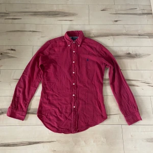 Ralph Lauren skjorta - Säljer nu denna feta röda Ralph Lauren skjortan  Storlek S Slim fit Väldigt bra skick 