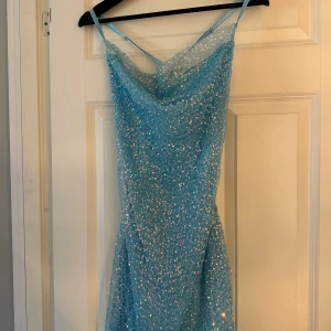 Paljettklänning  - Perfekt paljettklänning till halloween om man vill vara någon Disneyprinsessa.  Jag har använt den en gång och passar en s eller m. Finns ingen storlekslapp