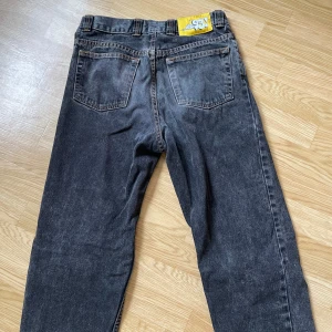 Polar Skate Co 93 Jeans Svart/grå - Använt ett par gånger, storlek 28/30, inga defekter, säljer pga för små