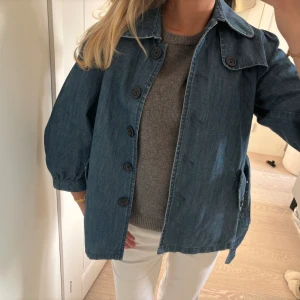 Denim trenchcoat  - Sjukt fin kort trenchcoat i denim med trekvartsärmar från h&m😍 mycket bra skick