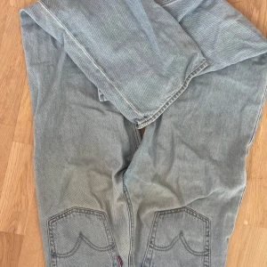 Ljusa snygga jeans från Levis - Snygga baggy jeans i storlek 25. Passar mig som är ca 1,70. Säljer pga för tighta i midjan, använda men i gott skick!