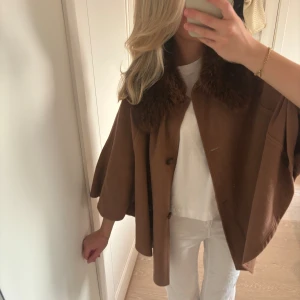 Cape - Superfin cape med krage i äkta päls från märket Corinne😍 nästan aldrig använd och superfint skick