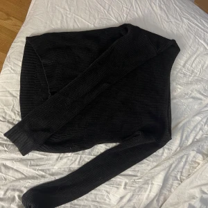 Svart stickad tröja - Säljer min svarta stickade tröja som är i mycket bra skick! Använt fåtal gånger och är även one shoulder