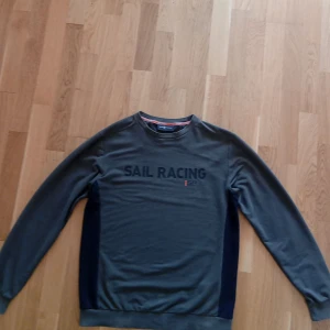 SAIL RACING oliv grön Tröja/kofta - Sail Racing tröja/kofta lite använd men ändå fräsch och inga skador