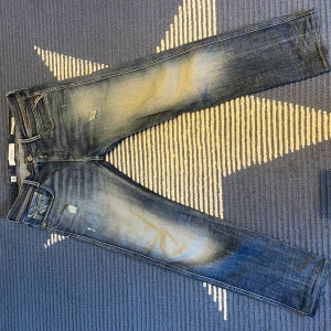 Replay Anbass  - Riktigt snygga replay Anbass🤩 Storlek 32/32. Mörkblått. I riktigt bra skick. Tveka inte att höra av dig vid eventuella frågor.✅🤝