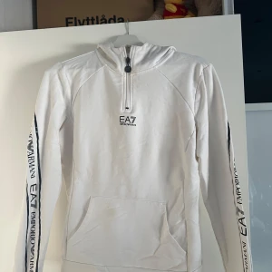 EA7 Hoodie - En EA7 hoodie som tyvärr inte längre används. Fint skick och sitter tajt och snyggt.
