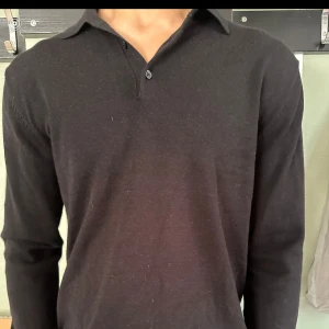 Massimo Dutti knit  - *röda fläcken är pga kamera fel*  Svart massimo dutti tröja, bra tyngd och tjockhet för vintern. Inte så jätteanvänd, några gånger bara. 