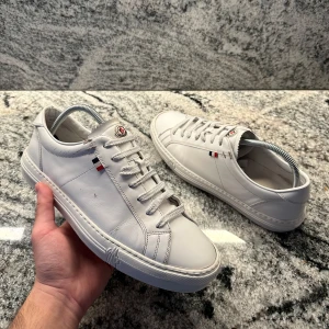 Moncler skor - Ett par fräscha skor från Moncler i ett mycket bra skick, storlek 42 men skulle säga att dem passar någon som har 43 eller 43,5. Nypris 4999kr, mitt pris 1696kr. Skriv gärna vid funderingar😄