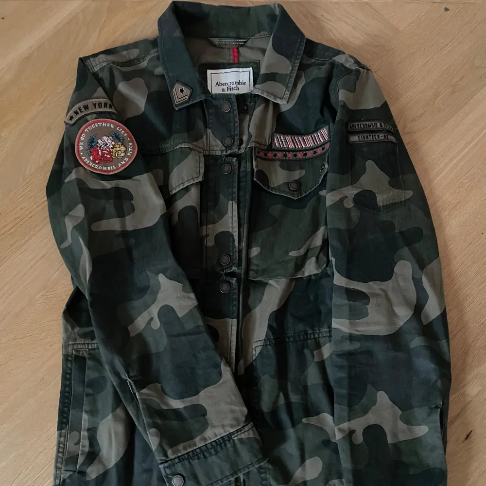 Säljer en snygg camouflagejacka från Abercrombie & Fitch i storlek M unisex. Jackan har en militärstil med flera fickor och knappar framtill. Perfekt för höst och vår som en overshirt. Pris kan diskuteras vid snabb affär. . Jackor.