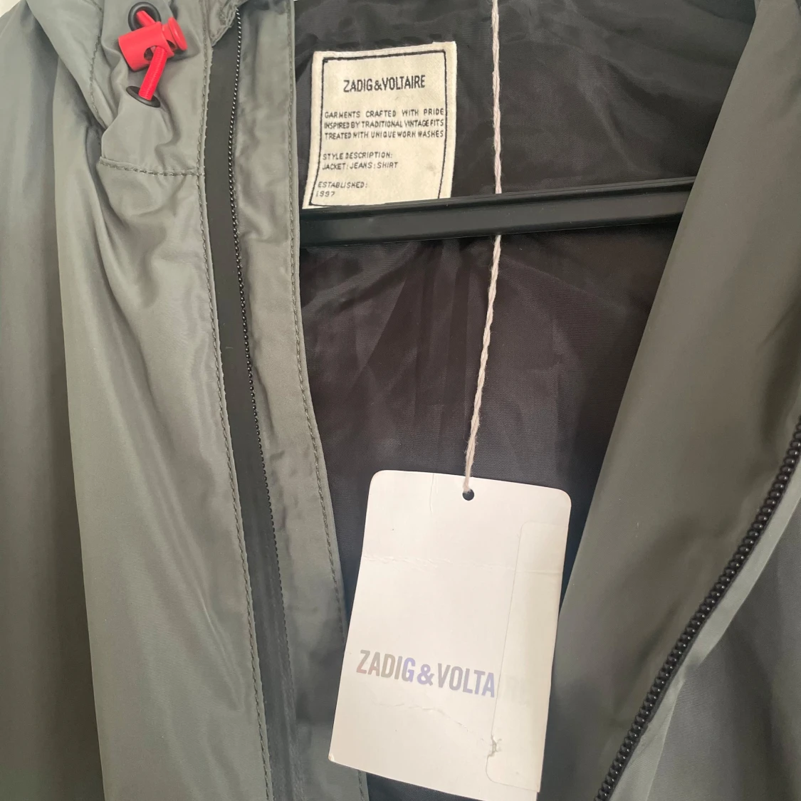 Grå vindjacka från Zadig & Voltaire