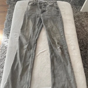 Grå jeans från Gina Tricot  - Säljer ett par grå bootcut jeans från Gina Tricot. Säljer då dom inte passar mig