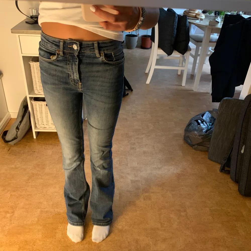 Super snygga jeans ifrån Zara. Har använts och har några slitningar vid fötterna men inget som syns. Säljer de pga att jag inte använder dem längre. Storlek 34, Midjemått- 32 rakt över , Innerbenslängd- 82💗. Jeans & Byxor.