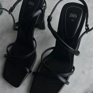 Zara Klackar  - Lite högre klackskor från Zara.   Använda en gång  Jätte bra skick och passar smala och breda fötter. 