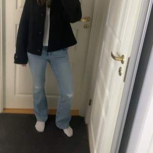 Säljer dessa super fina bootcut jeansen från Gina Young med snygga detaljer. Säljer då dom tyvärr inte kommer till användning längre. Storlek 164 men passar mig som har xs/s