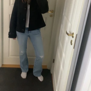 Bootcut jeans  - Säljer dessa super fina bootcut jeansen från Gina Young med snygga detaljer. Säljer då dom tyvärr inte kommer till användning längre. Storlek 164 men passar mig som har xs/s