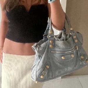 Balenciaga väska - Intressekoll på min fina unika balenciaga väska! Älskar den men behöver ge mig av med lite saker ❤️😢skriv för frågor! Pris går att diskutera. Box osv följer med