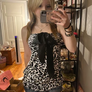 Snö leopard tub topp - Super vacker tub topp med en rosett på framsidan❤️köpte den när jag var i italien i sommar❤️