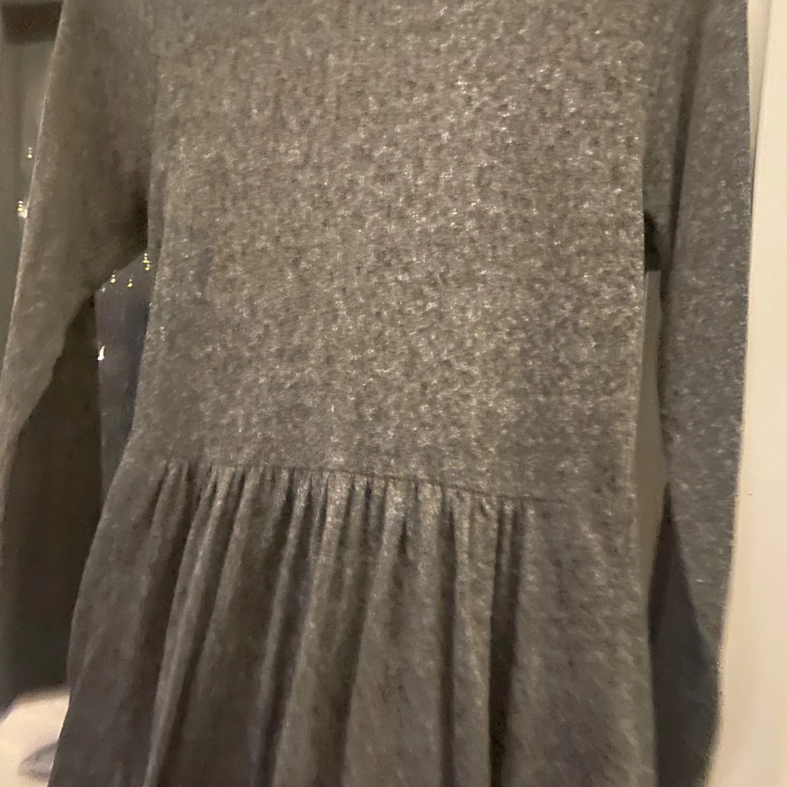 Grå långärmad klänning