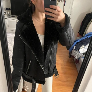 Skinn jacka  - Säljder denna svarta skinnjacka med päls inuti som tyvärr inte används längre,pälsen inuti är fortfarande fluffig och håller en varm, de finns 2 stora fickor samt ett par mindre som är dekoration, dragkedjan funkar fint och finns inga defekter🩷