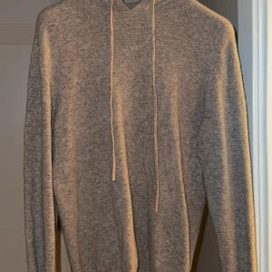 Kashmir Hoodie  - Tja säljer du min fina Kashmir Hoodie som är sparsamt använd. Det är storlek L men sitter som en medium . Cond 9/10 