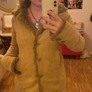 Viner jacka - Intressekoll! Tänker att jag säljer för 350kr. På bild fyra visas skada på jackan, men annars är den i fin kvalite. 