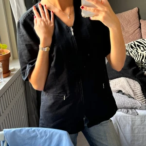 Cool topp - Super fin topp med dragkedja så man kan ha som kofta över linne typ👌🏿💗