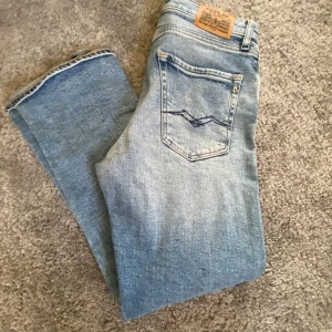 Replay Thad - Tja säljer dessa feta Replay jeans i färgen ljusblå. Nypris:899kr och mitt pris: 399kr💸 Priset är ej hugget i sten och det går att förhandla. Hör av er vid minsta fundering eller frågor🤝