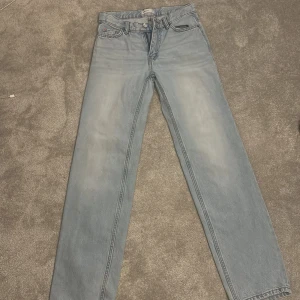 Jeans, mid waist  - Säljer ett par ljusblåa mid waist jeans från gina, använda fåtal gånger med inga defekter. I storlek 32
