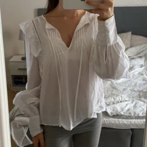 Blus från bikbok - Vit volang blus från bikkok i storlek XS. Använd några gånger men väldigt fint skick.