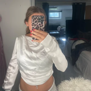 fest topp’ - ass snygg fest topp som är öppen i ryggen, använd få gånger men väldigt snygg!🥰