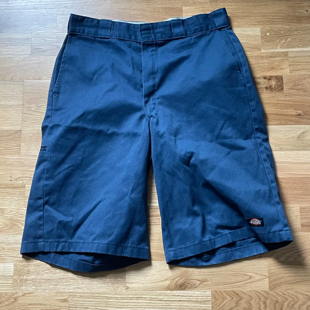 Feta dickies, nästan aldrig använd de. Loose fit, ganska långa. Shorts.