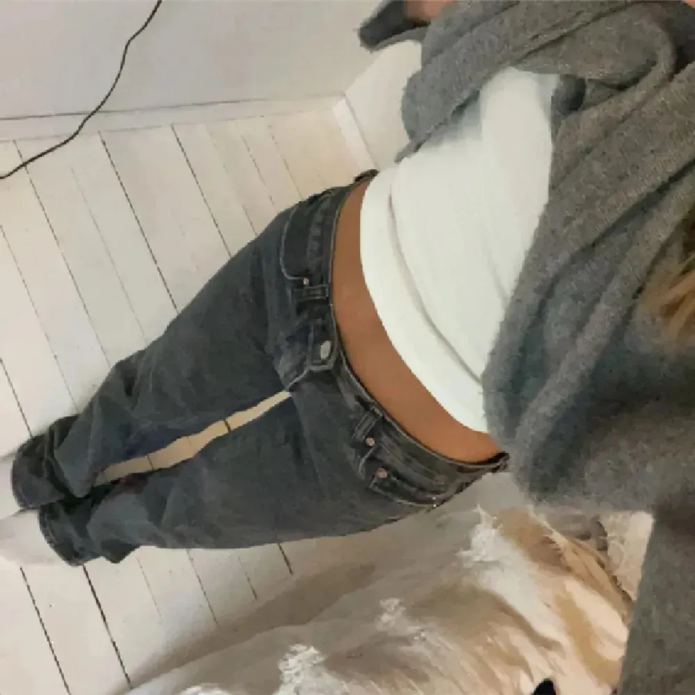 Snygga raka och Lågmidjade jeans från zara. Storlek 38 men skulle säga passar 36. Jeans & Byxor.