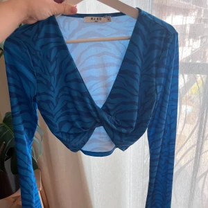 NAKD Twisted Topp Croptop helt ny! - Super snygg blå kort topp från NAKD i M helt ny, är en S/M för referens och den är mer mot en S. Kan skicka fler bilder 💫💛