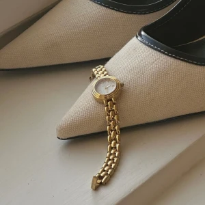 MOCKBERG KLOCKA  - Intressekoll! på guldklocka från märket Mockberg, modellen Antique Gold Watch. Guldpläterad rostfritt stål, justerbar armband. 19x8mm. Nypris 1799kr, använd endast ca 2 gånger säkert och noggrant så frf i nyskick. All tillbehör medföljer med. 