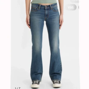 Levis lowwaist bootcut 525 - Säljer dessa lågmidjade bootcut jeans från Levis fast använda. Lite slitage nere i byxkanten men det ser bara snyggt ut. Storlek 29/34 men känns som en storlek 34/Xs. Dom jag säljer är mer ljus blå. Är 170 cm och passar perfekt i längden. 