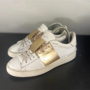 Guldiga Valentino skor - Valentino skor i guld, jätte bra skick och skit snygga🤍