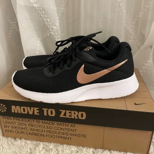 Nya Nikeskor - Nike skor i modellen Tanjun. Dom är i nyskick, provade på men aldrig använda. Säljer då dom är fel storlek för mig. Nypris 749kr☺️