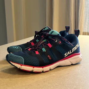 Sneakers - Löparsko dam stl 39, använda fåtalet ggr.  Salming en route storlek 40 2/3.  Ren 39 skulle jag säga. 