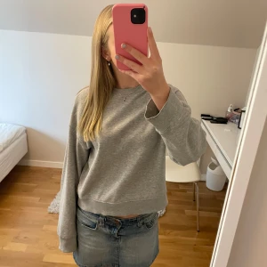 Grå sweatshirt från Divided - Säljer en supermysig grå sweatshirt från H&M. Den har några små fläckar som knappast syns men annars är den i väldigt fint skick. Pris kan alltid diskuteras. Skriv om du har några frågor!🩷