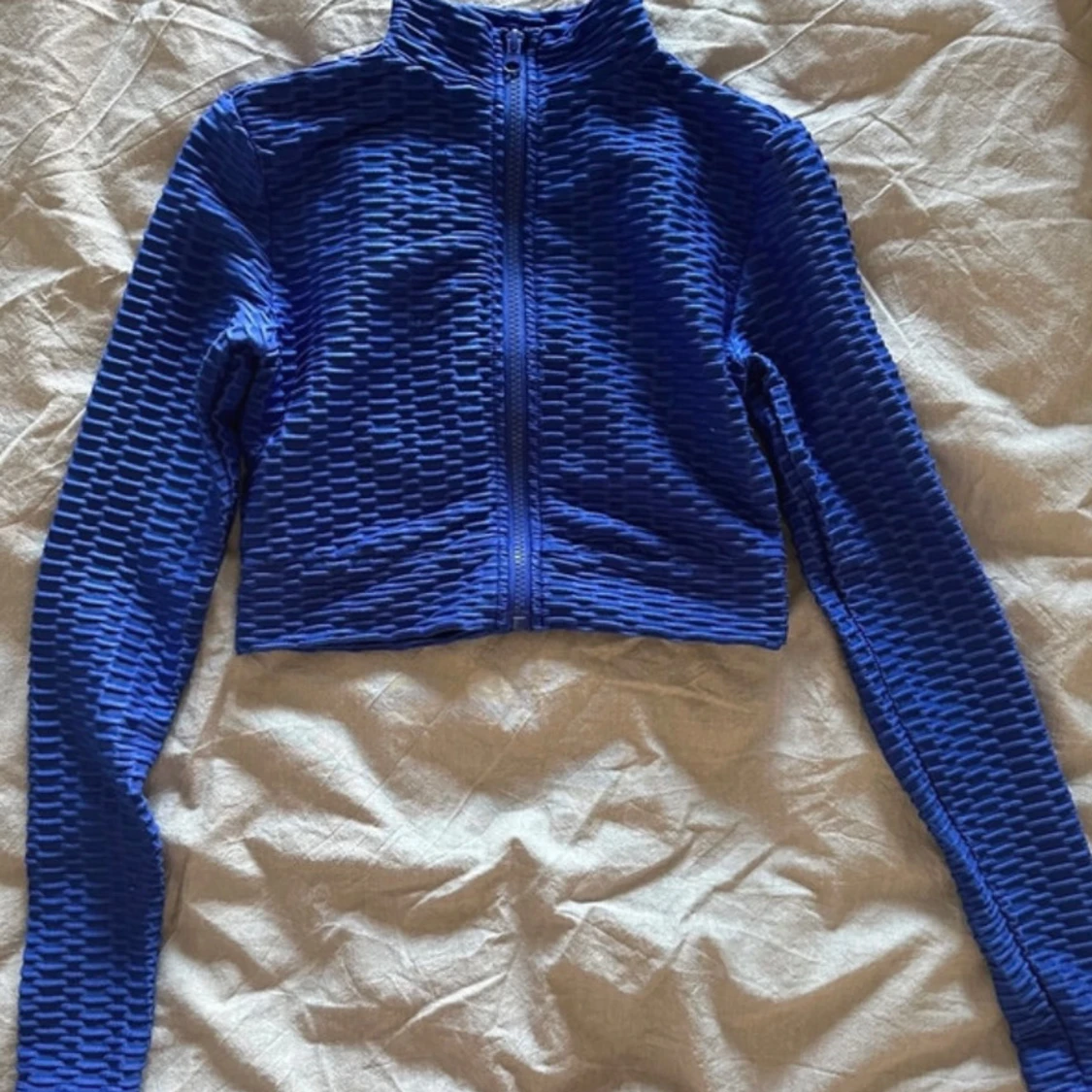 Training top with zipper
