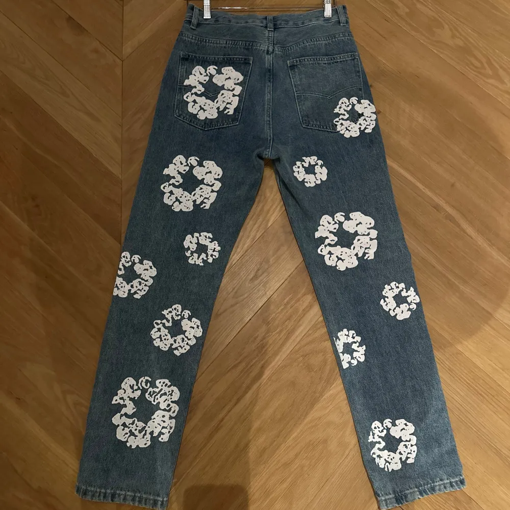 Denim Tears jeans i storlek S. Svåra att få tag på. De är oanvända. Pris kan diskuteras. Jeans & Byxor.