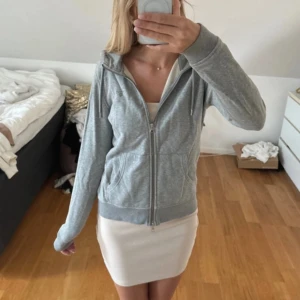 Gant Hoddie med dragkedja  - Bekväm och snygg dam hoddie från Gant, där av ganska kroppad! Nästan som ny😊