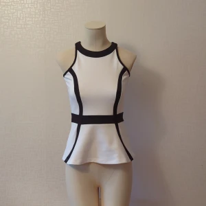 Topp - Mycket fin topp i oanvänt skick. Inga fläckar eller rasiga sömmsr. Tyget liknar träningskläder och är mycket elastiskt. Tröjan skulle passa bågon som är både mindre till storlek och större till stollek än dockan. Måtten på dockan hittar ni i bio.