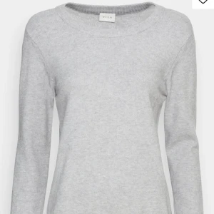 Grå stickad tröja - Stickad tröja från vila i bra skick, original pris 330kr, säljer även en beige! Kom privat för fler bilder 💞