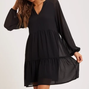 Svart klänning  - En jättefin och skön klänning som funkar att både klä upp och ner!  Klänningen är från Nelly och helt oanvänd då den tyvärr inte passade.  Nypris: 499 Köpare står för frakten  (bilderna är direkt tagna från  hemsidan)