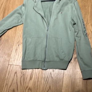 Tommy Hilfiger hoodie - Tja säljer nu den för den bara ligger o min garderob. Storlek 176. Kan hämtas i Älvsjö 