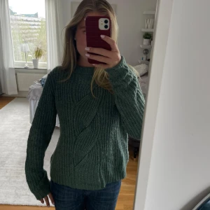 Grön stickad tröja  - Grön stickad tröja från mango. Skit snygg på vintern och använd ett fåtal gånger men i väldigt bra skick.  Hör av dig om du undrar något 😘