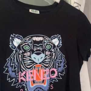 Kenzo T-shirt  - Storlek M men sitter som en S! Äkta och jätte bra kvalite, använd 2/3 ggr!